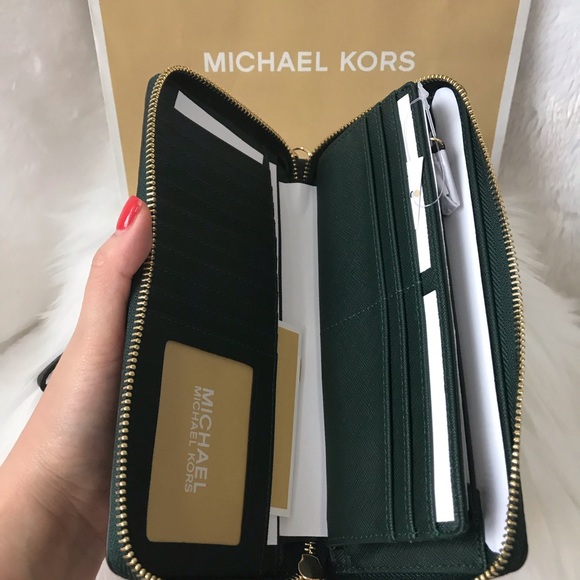 New! MICHAEL KORS JET SET TRAVEL WALLET - Picture 3 of 6